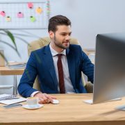 Imprenditore lavora al computer